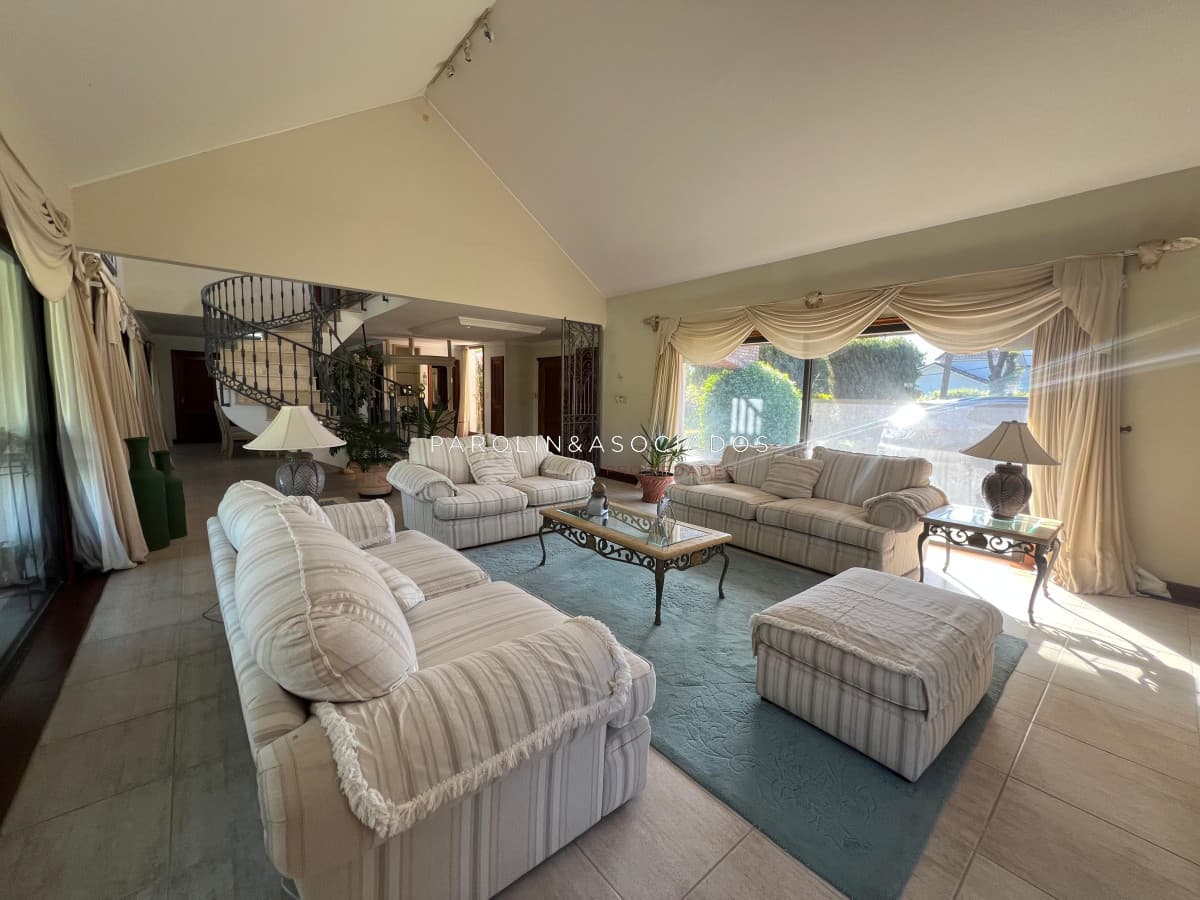 Casa de 7 Dormitorios a Pasos del Mar en Mansa