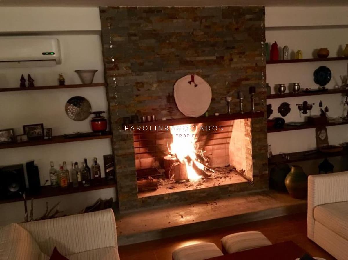 Casa en venta de 4 dormitorios a pasos de la playa Mansa, Punta del Este.