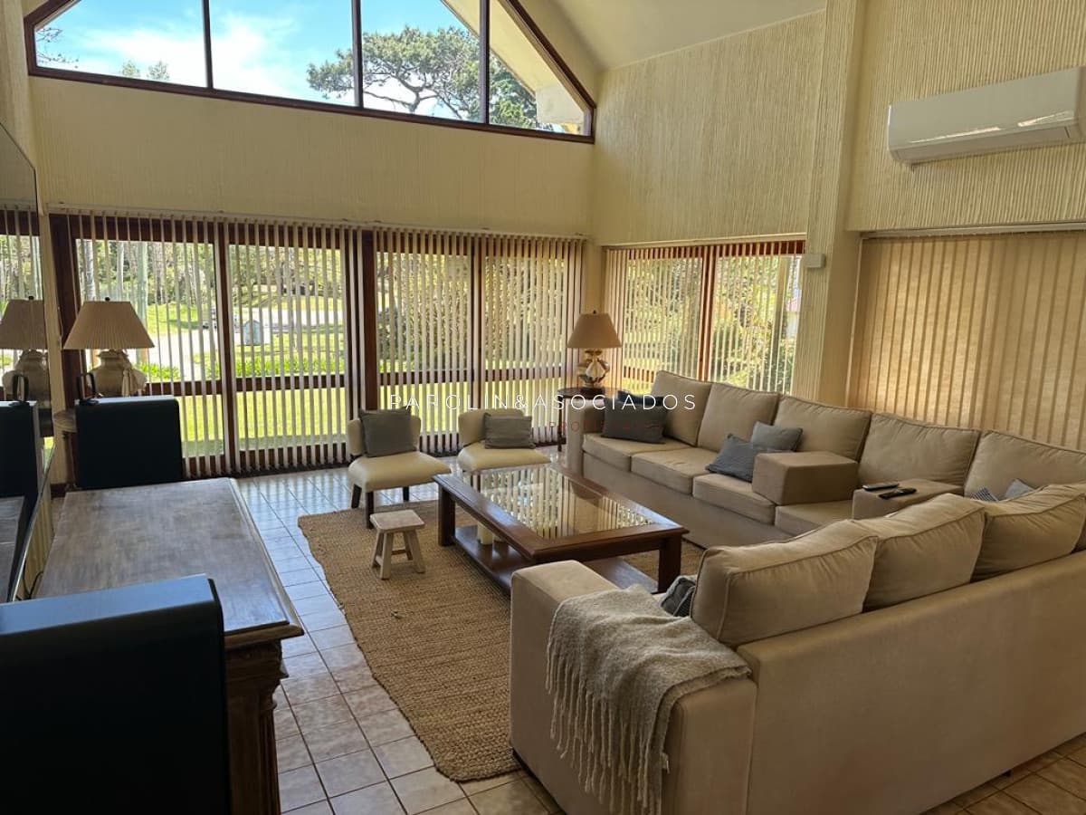 Excelente casa en venta de 5 dormitorios en Lugano, Punta del Este.
