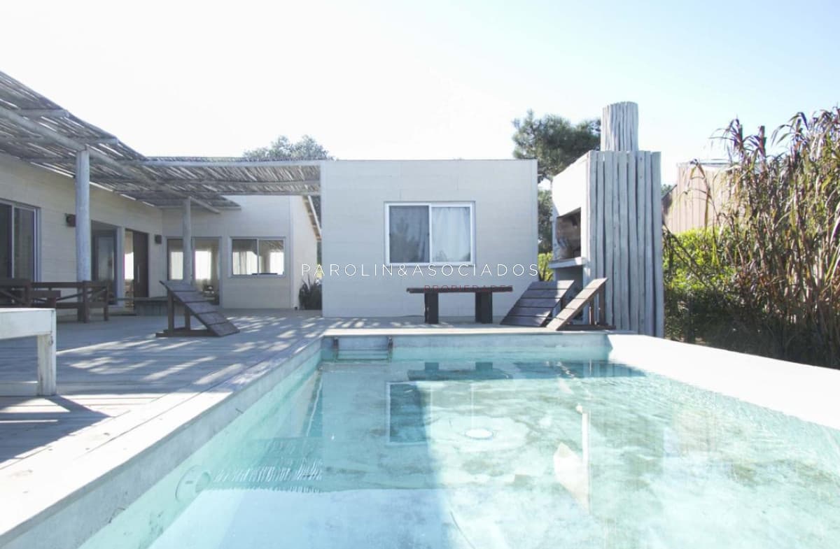 Casa playera en una planta ubicada dentro de Club de Mar. Jose Ignacio, Punta del Este