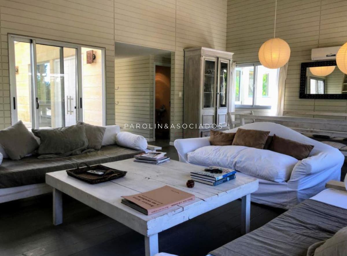 Casa playera en una planta ubicada dentro de Club de Mar. Jose Ignacio, Punta del Este