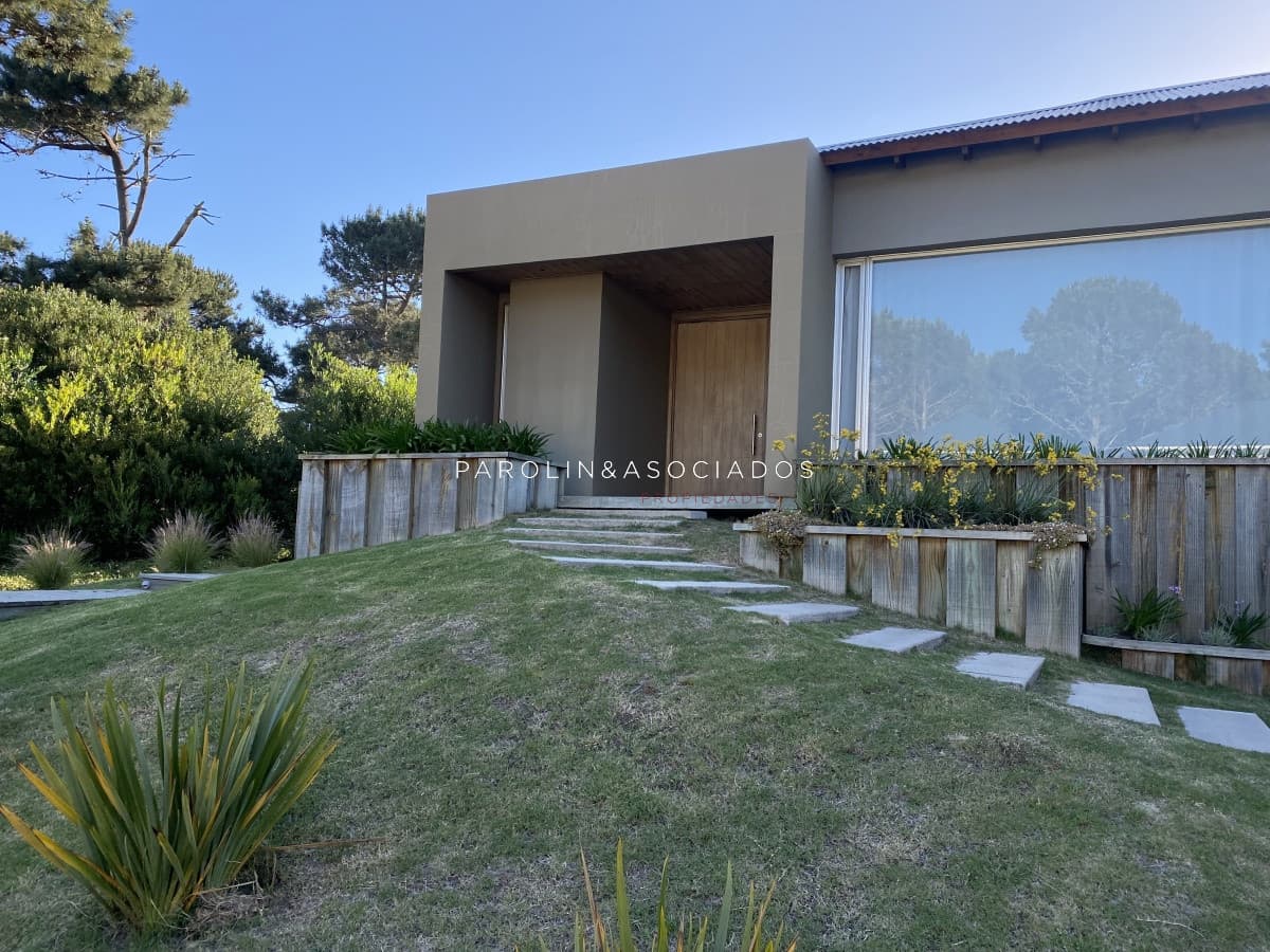Casa de 3 dormitorios + dependencia en Pinar del Faro, Punta del Este.