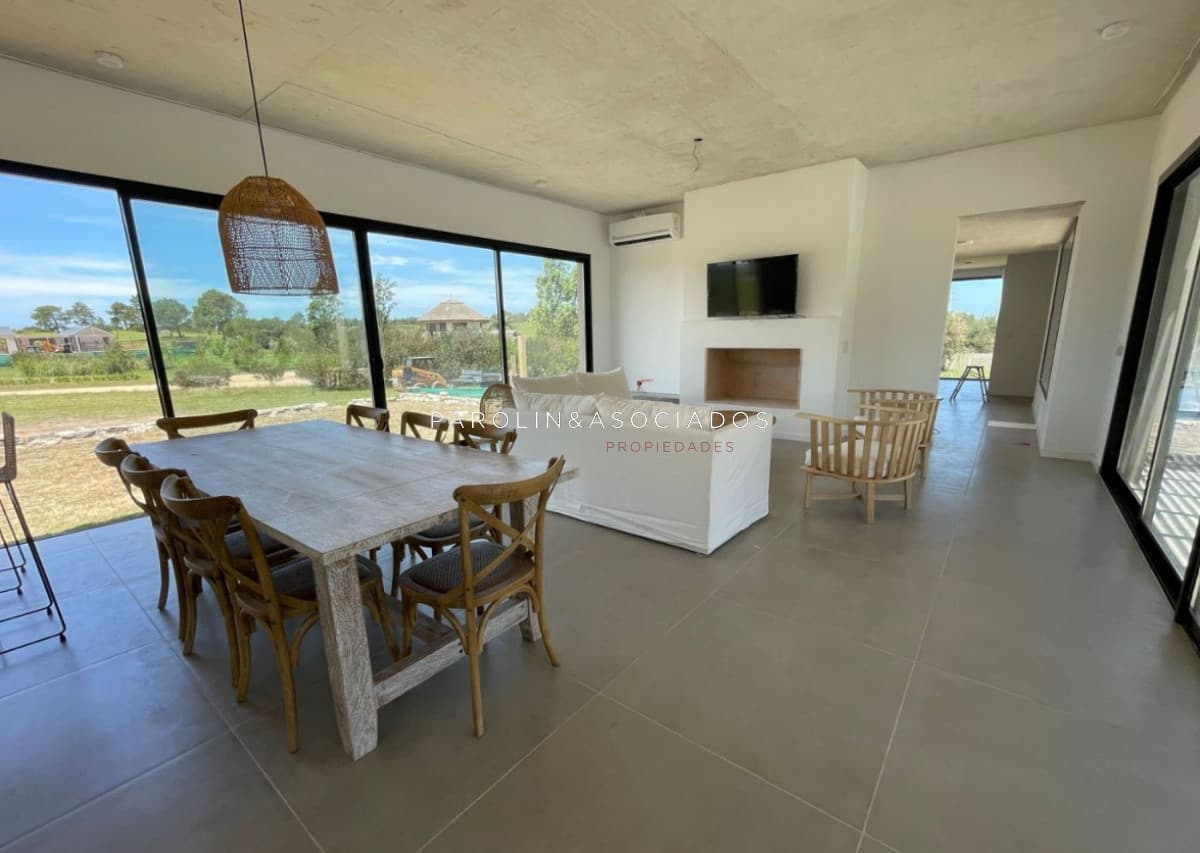 Casa de 4 dormitorios en venta en Pueblo Mio, Punta del Este.