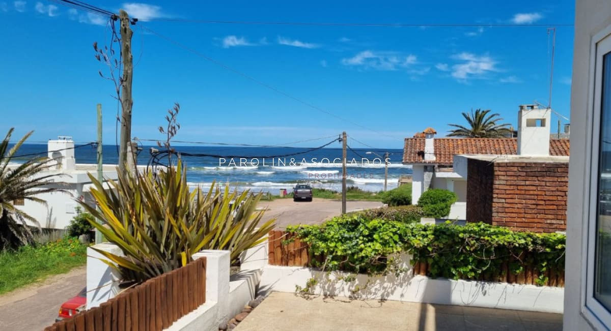 Casa En Venta Ubicada en La Barra Con Vista Al Mar