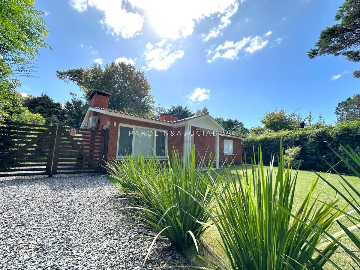 Hermosa casa de 2 dormitorios en venta. San Rafael, Punta del Este