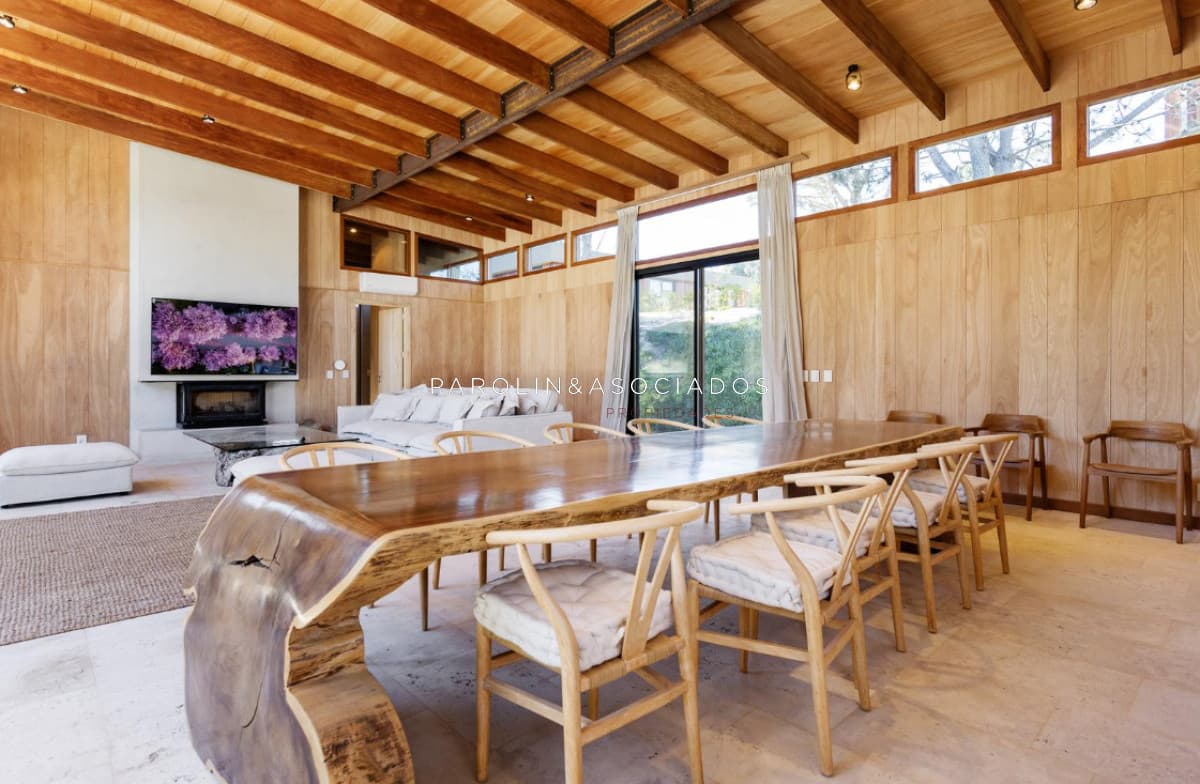 Casa en Venta de 5 Dormitorios en Laguna Escondida