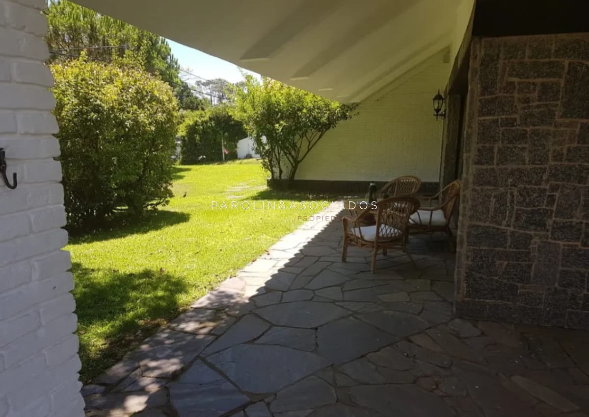 Casa de 5 dormitorios en venta en Marconi, Punta del Este.
