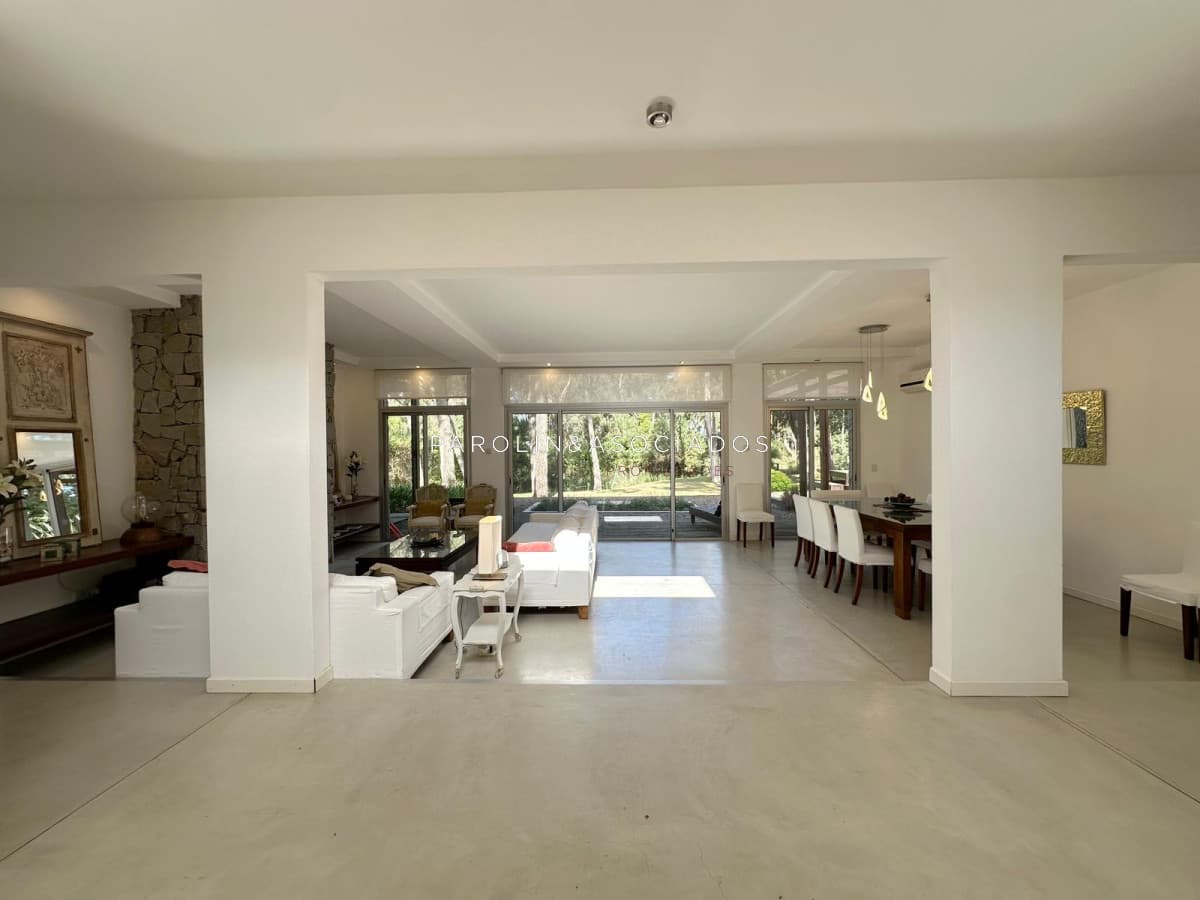 Casa en Alquiler Temporario de 4 Dormitorios + dependencia en Laguna Blanca, Punta del Este