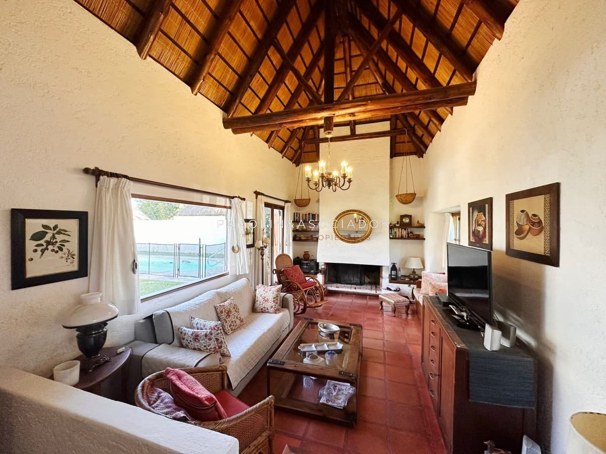 Casa de 5 dormitorios en venta en Pinares, Punta del Este.