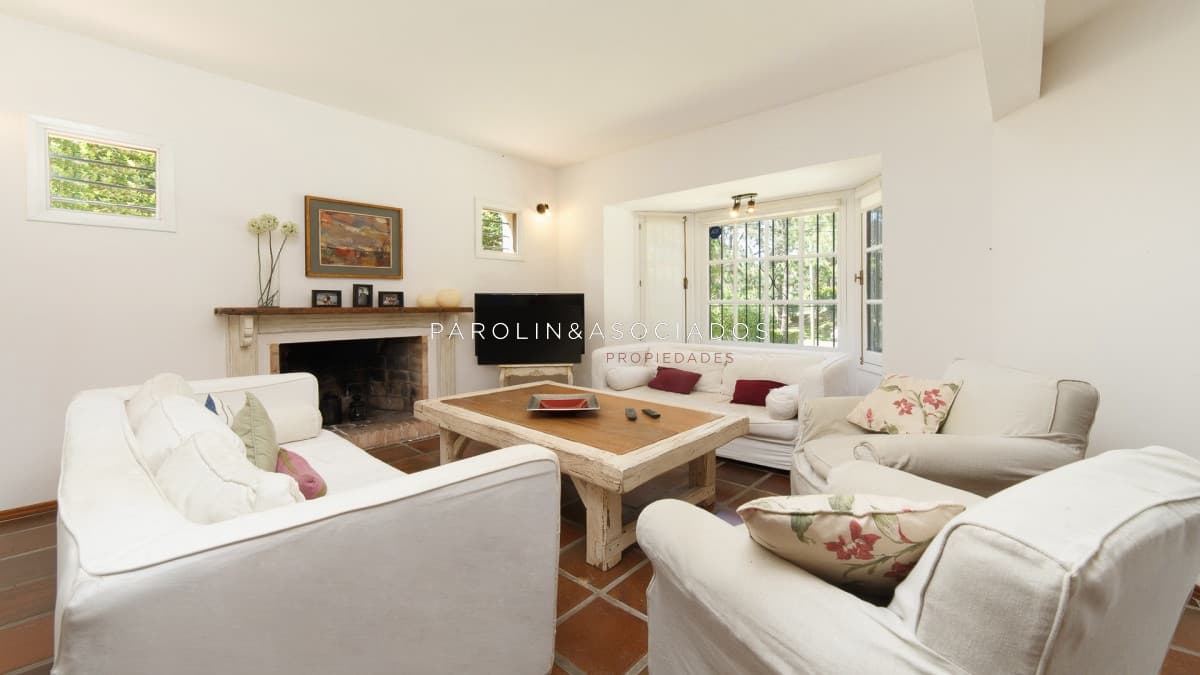 Casa en alquiler temporal 4 dormitorios + dependencia de servicio en Lugano, Punta del Este.