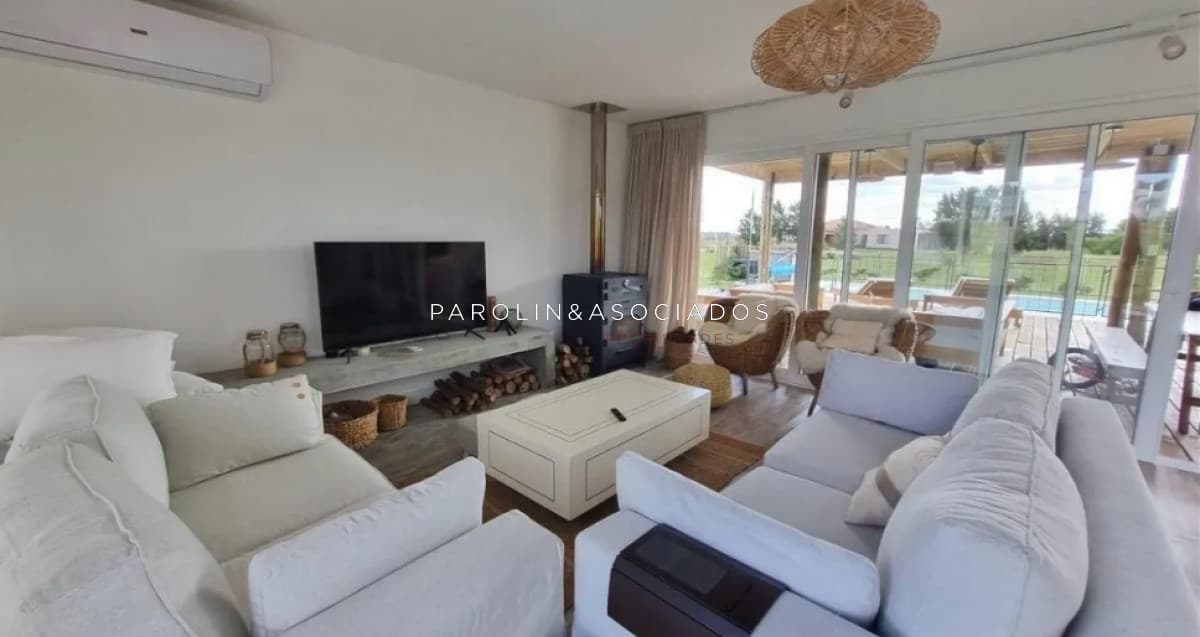 Hermosa casa en venta en barrio privado El Quijote, Punta del Este.
