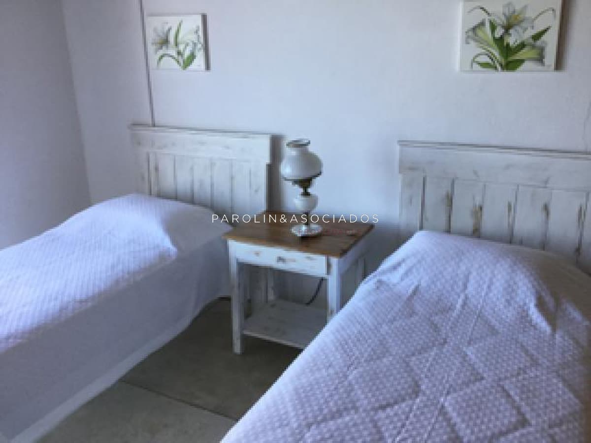 Moderna casa en venta frente al mar en Manantiales, Punta del Este.