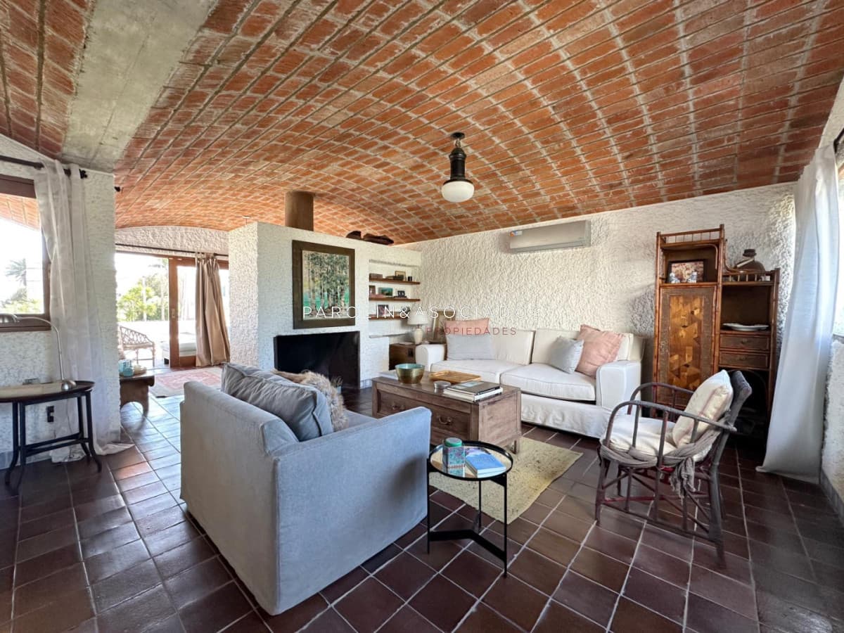 Excelente Casa en Venta de 4 Dormitorios ubicada en Peninsula, Punta del Este.