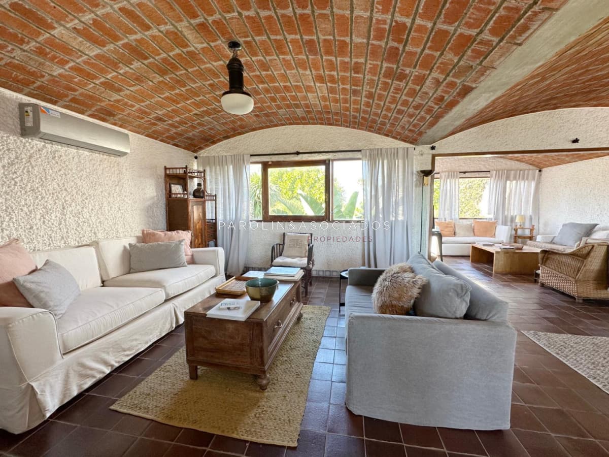 Excelente Casa en Venta de 4 Dormitorios ubicada en Peninsula, Punta del Este.