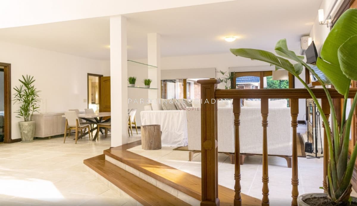 Casa en venta de 4 dormitorios en playa Mansa, Punta del Este.