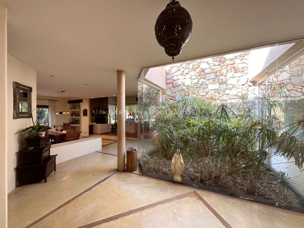 Hermosa propiedad en venta de 4 dormitorios en zona Lugano, Punta del Este.