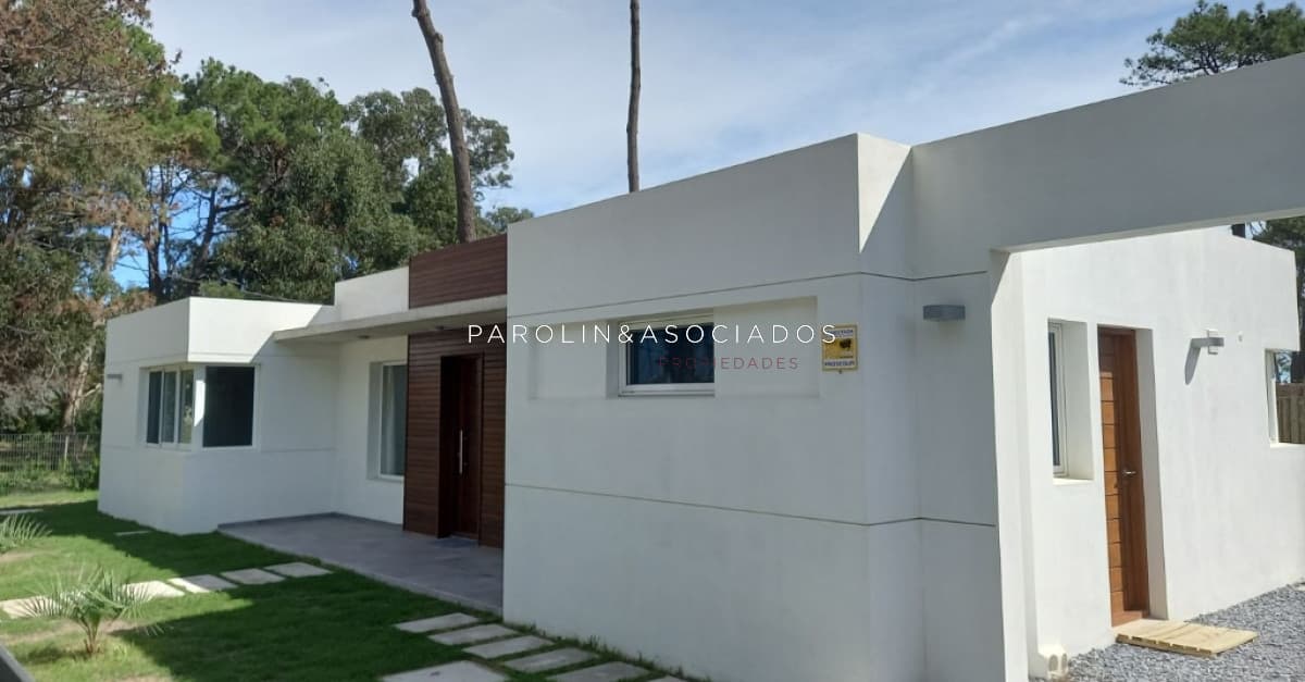 Casa en venta de 3 dormitorios en La Barra, Punta del Este.
