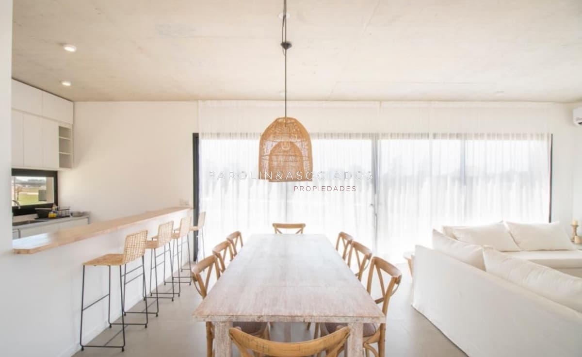Casa de 4 dormitorios en venta en Pueblo Mio, Punta del Este.
