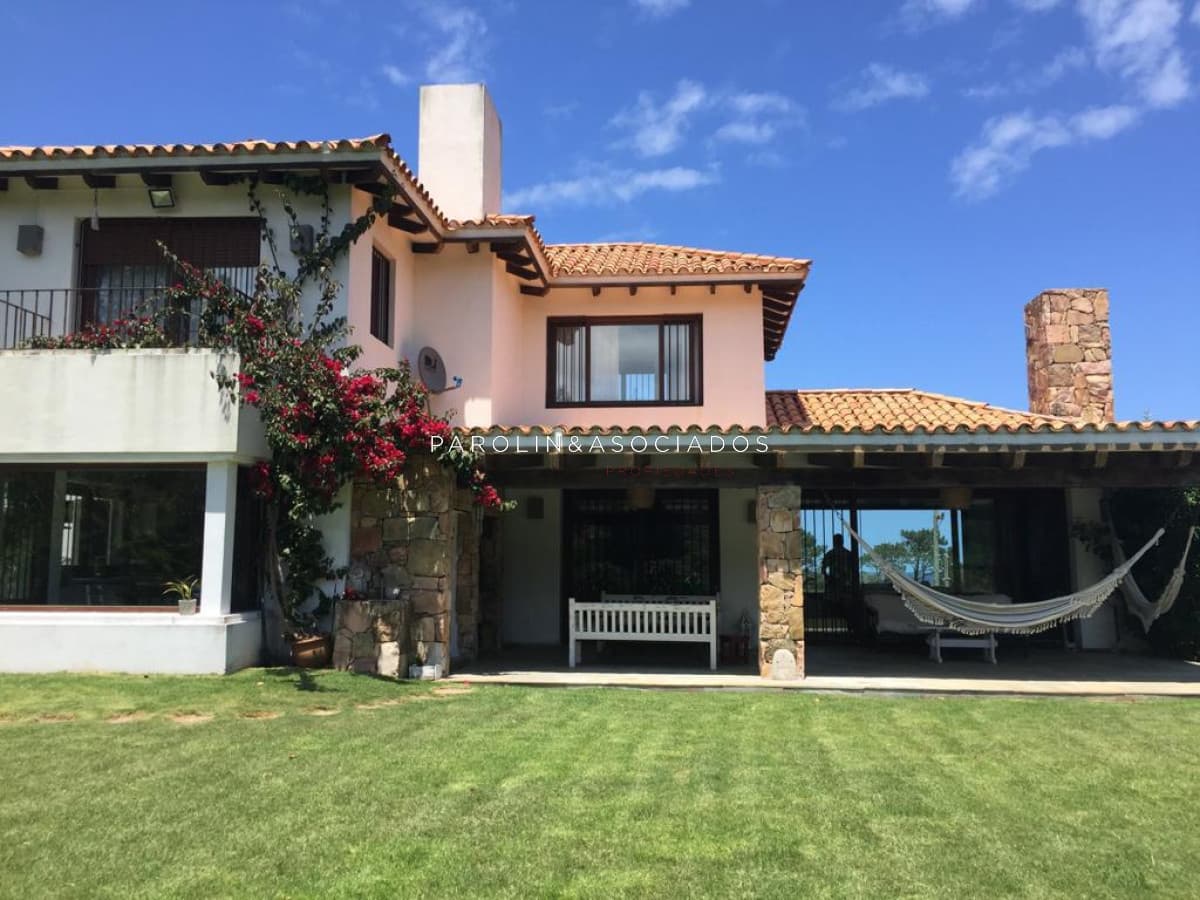 Casa en venta de 4 dormitorios en La Barra, Punta del Este.