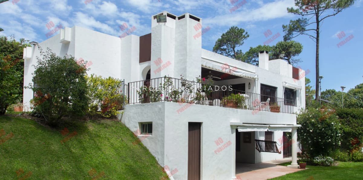 Casa en venta de 6 dormitorios en venta en Lugano, Punta del Este.
