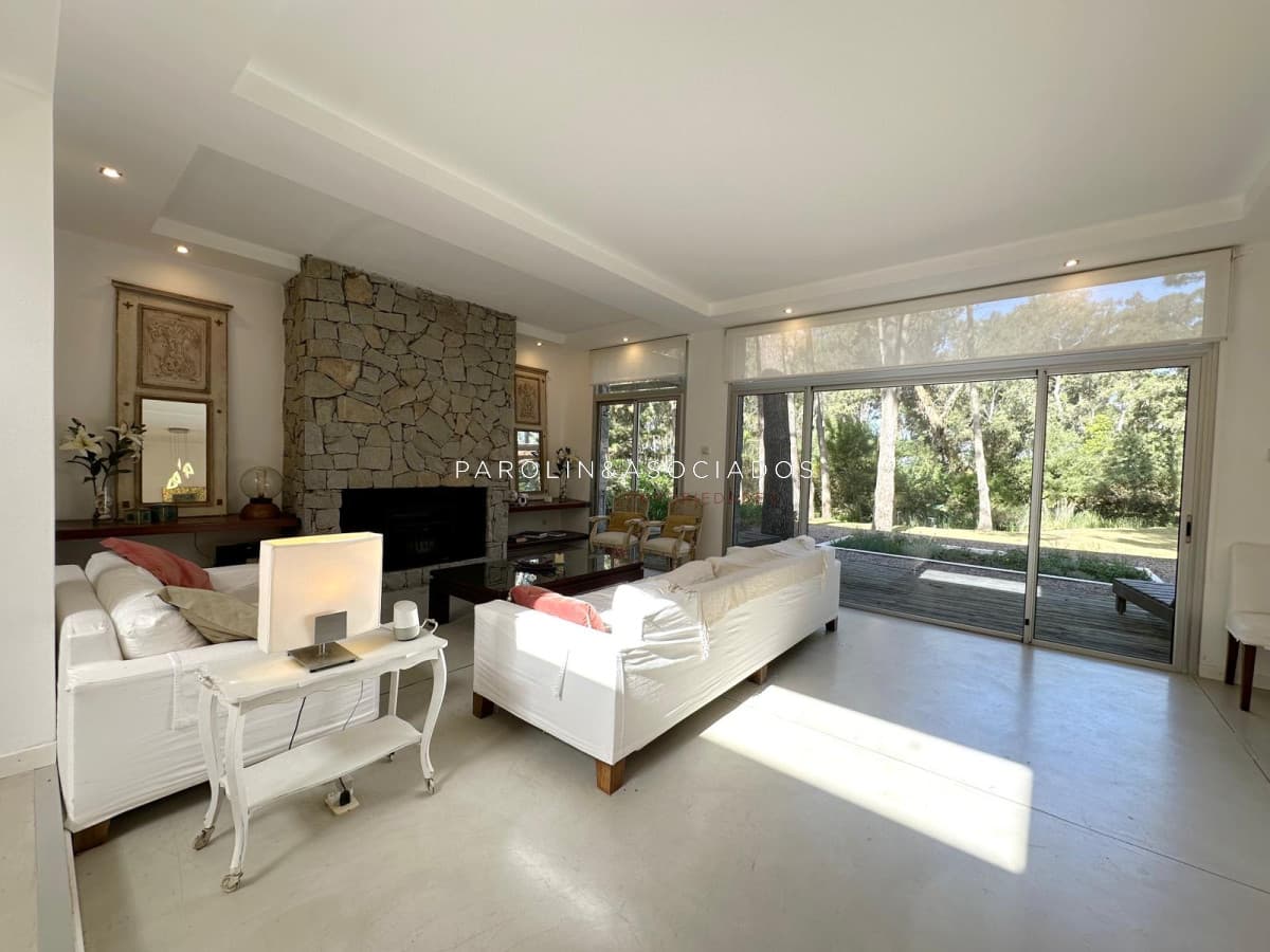 Casa en Alquiler Temporario de 4 Dormitorios + dependencia en Laguna Blanca, Punta del Este