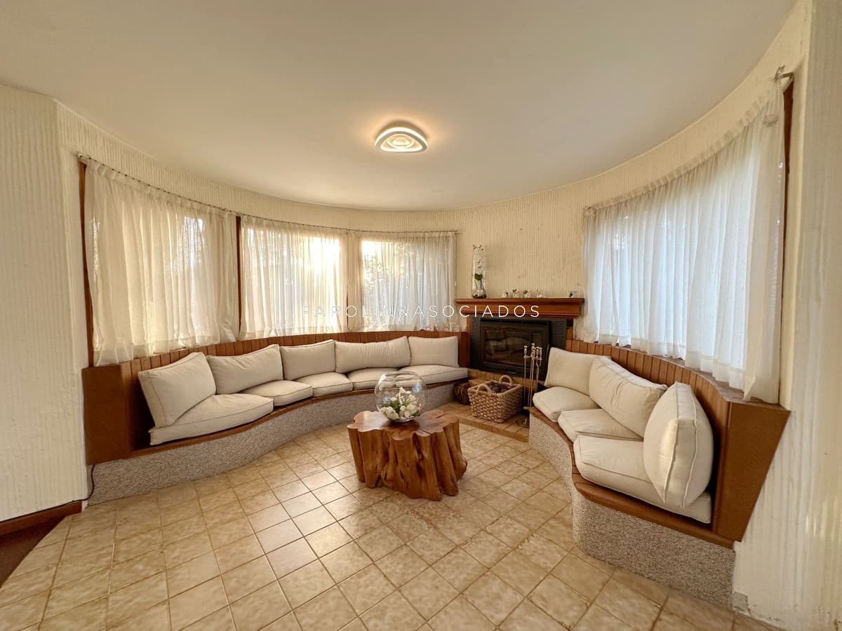 Excelente casa en venta de 5 dormitorios en Lugano, Punta del Este.