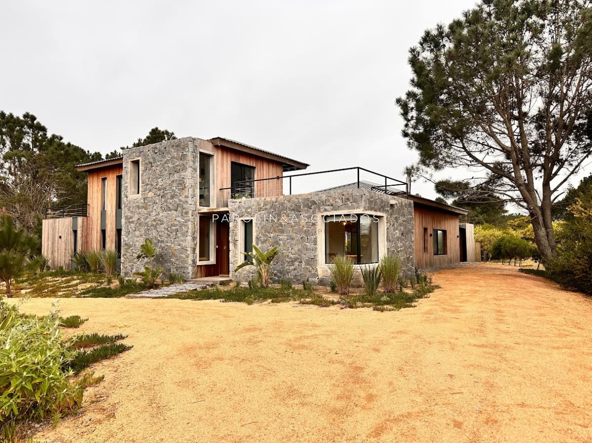 Casa en Venta de 4 Dormitorios en Laguna Escondida