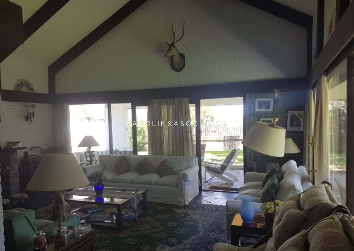 Casa de 5 dormitorios en venta en Marconi, Punta del Este.