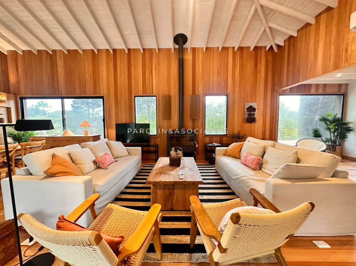Casa en Venta de 4 Dormitorios en Laguna Escondida