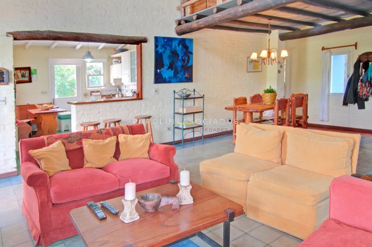 Casa en venta de 3 dormitorios en La Barra, Punta del Este.