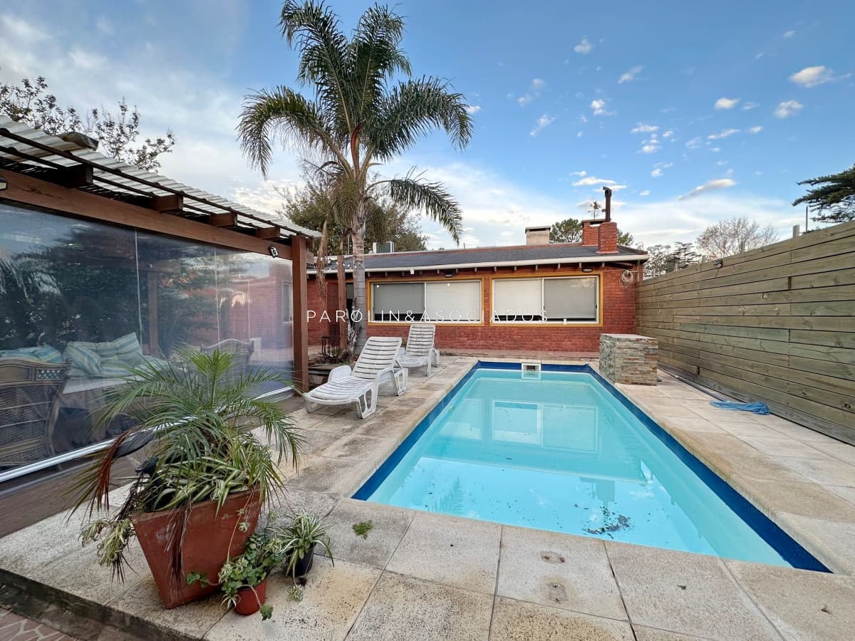 Hermosa casa en venta de 4 dormitorios en Mansa, Punta del Este.