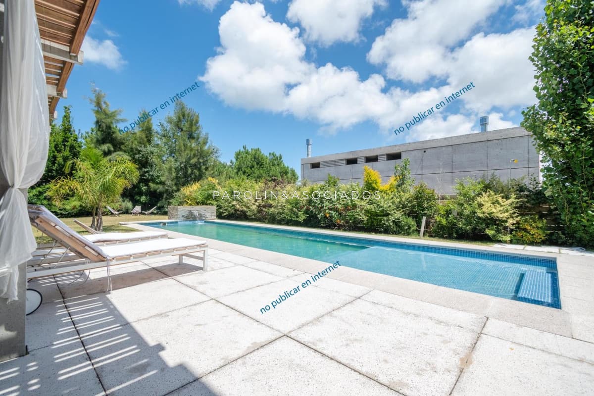 Venta de casa de 4 dormitorios en barrio Residence, Punta del Este.