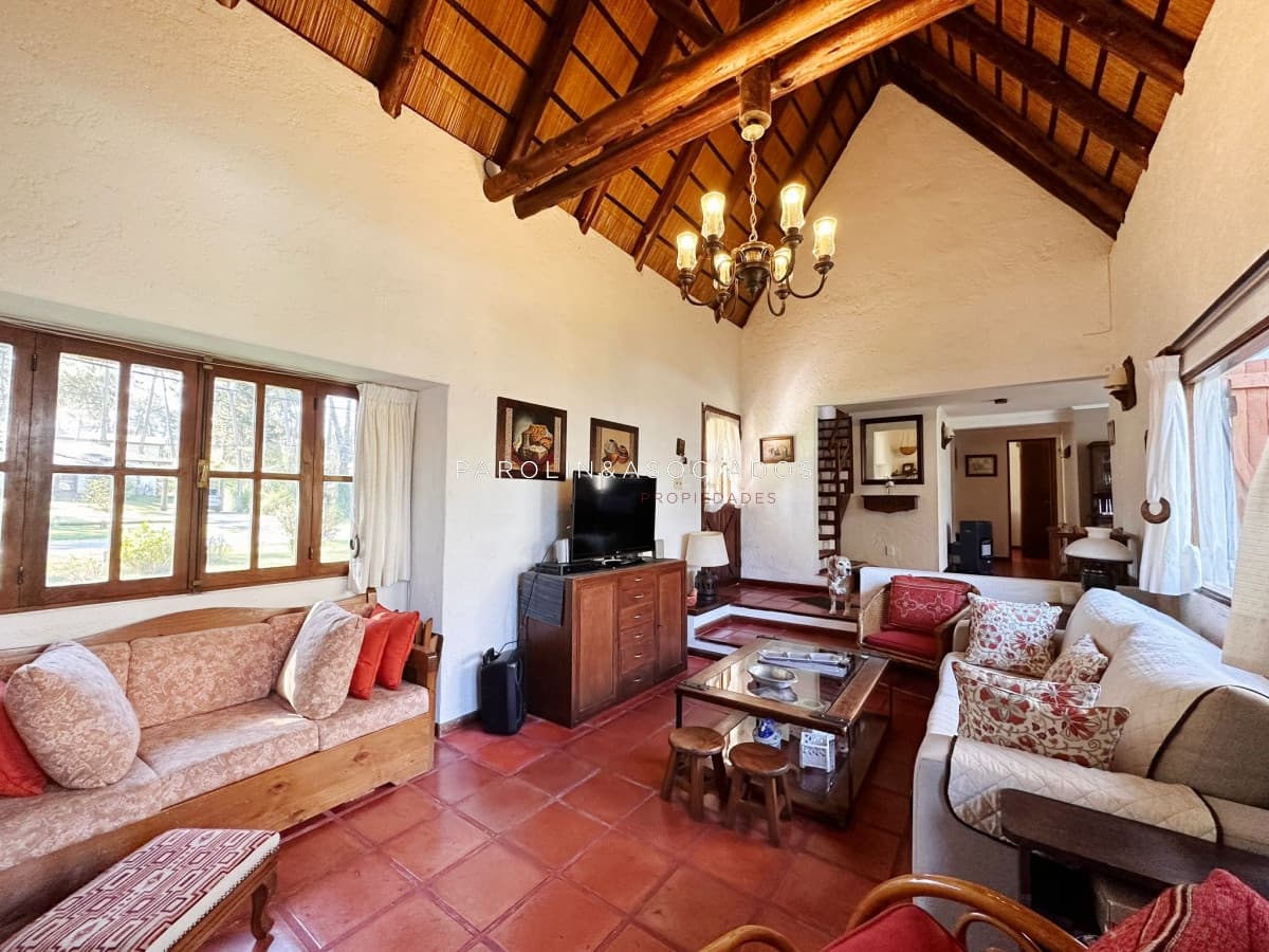 Casa de 5 dormitorios en venta en Pinares, Punta del Este.