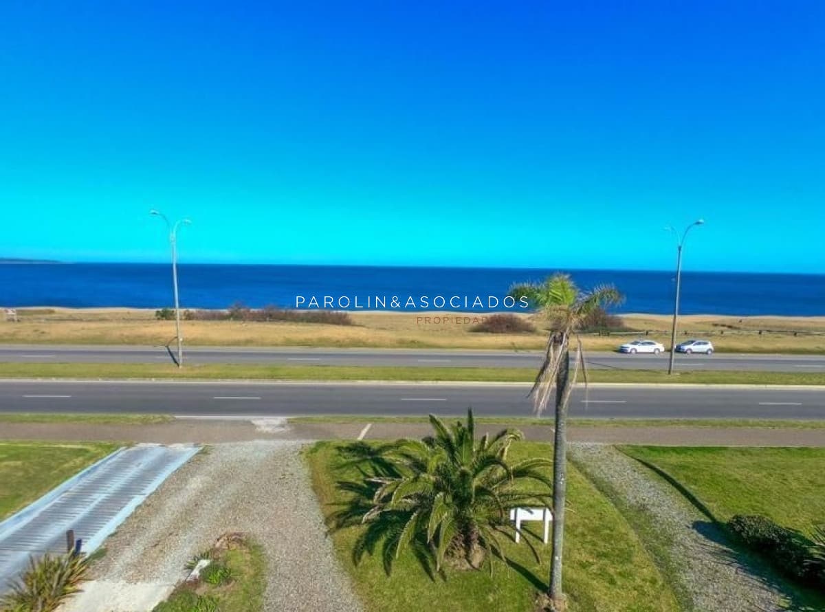 Hermosa casa en venta de 4 dormitorios frente al mar, Punta del Este.