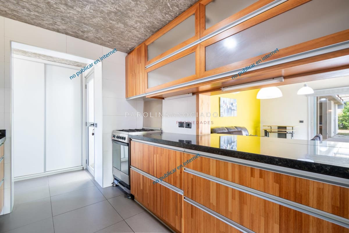 Venta de casa de 4 dormitorios en barrio Residence, Punta del Este.