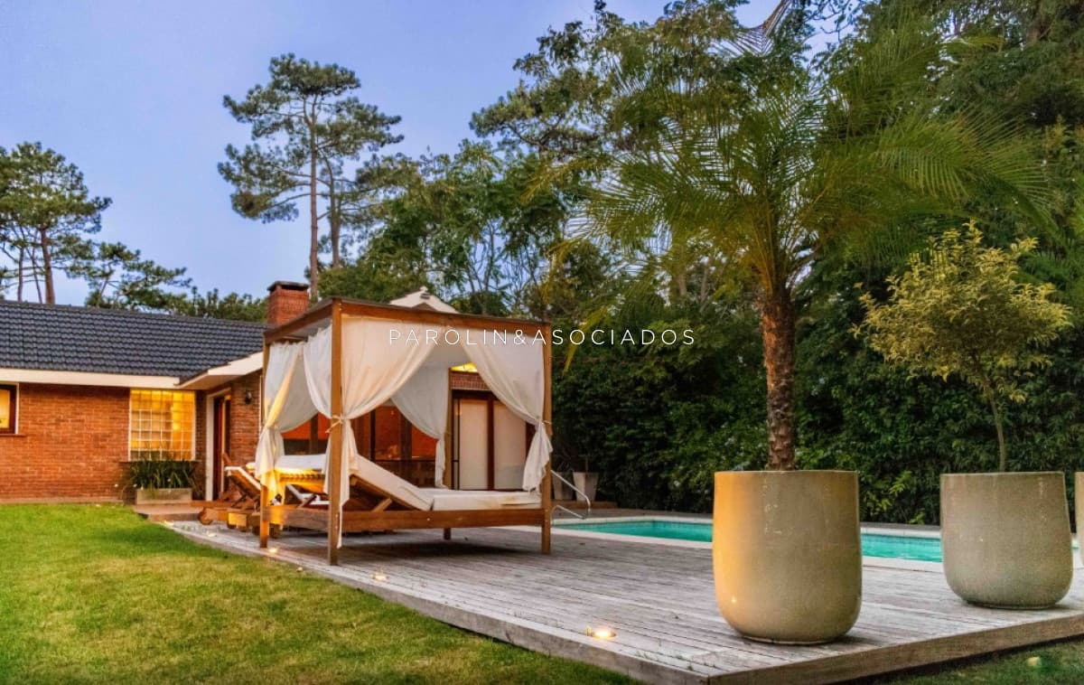 Casa en venta de 4 dormitorios en playa Mansa, Punta del Este.