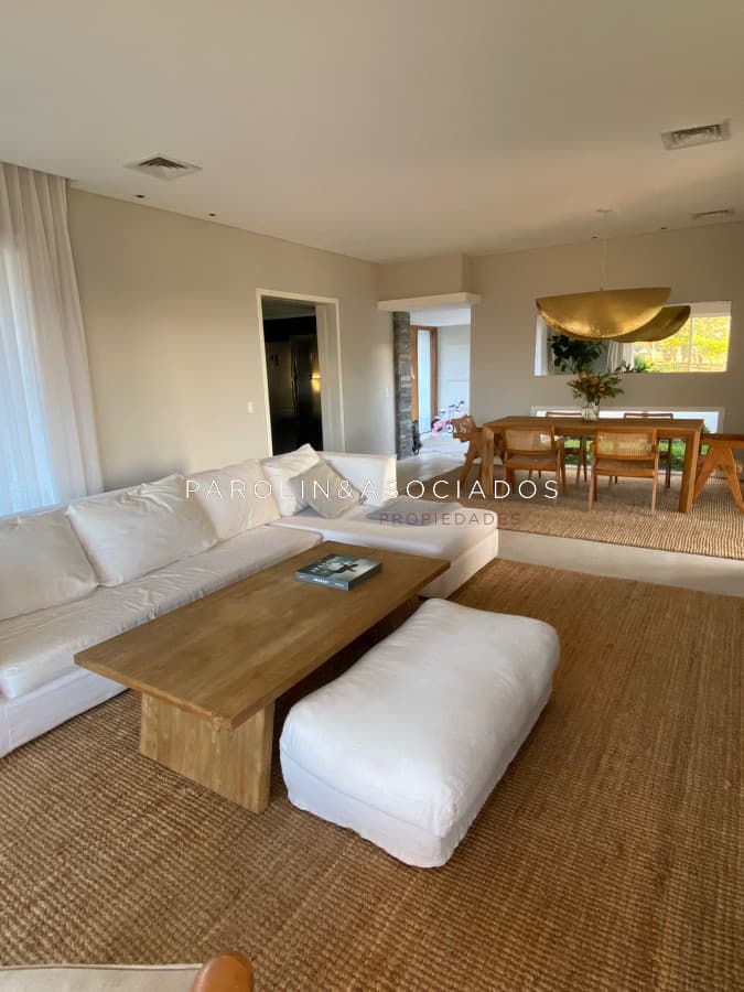 Casa de 4 dormitorios en venta en El Quijote, Punta del Este.