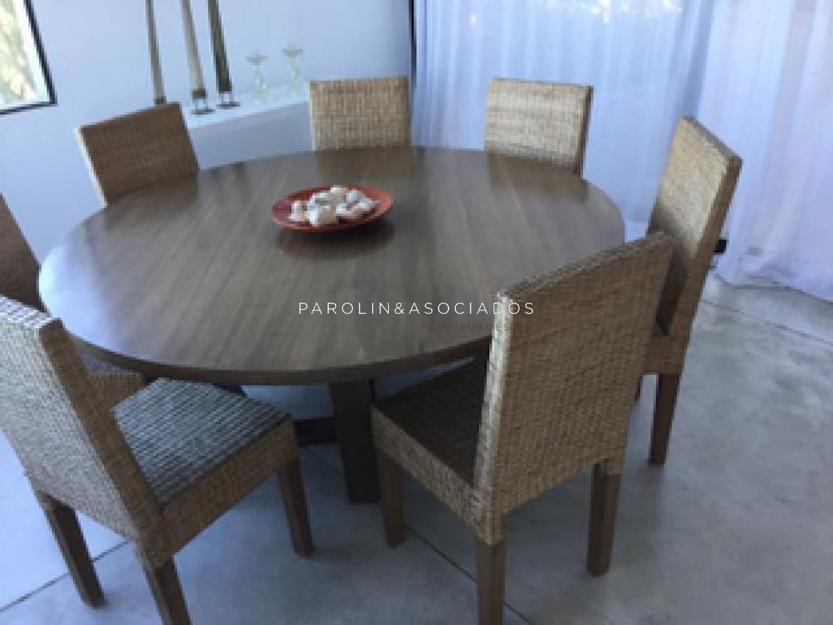 Moderna casa en venta frente al mar en Manantiales, Punta del Este.