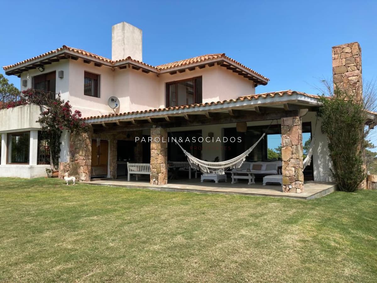 Casa en venta de 4 dormitorios en La Barra, Punta del Este.