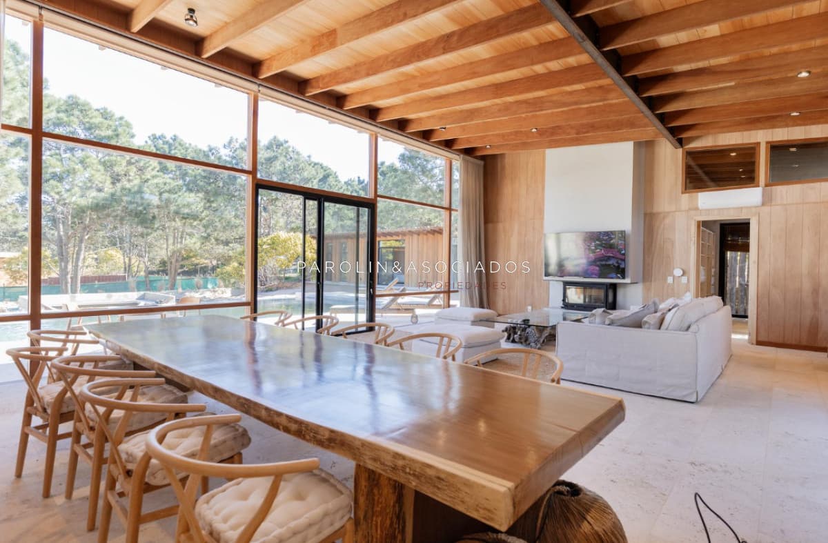 Casa en Venta de 5 Dormitorios en Laguna Escondida