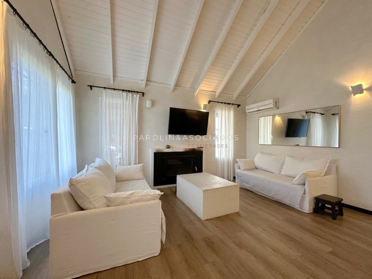 Casa En Venta De 5 Dormitorios + Dependencia de servicio En Rincon Del Indio, Punta Del Este