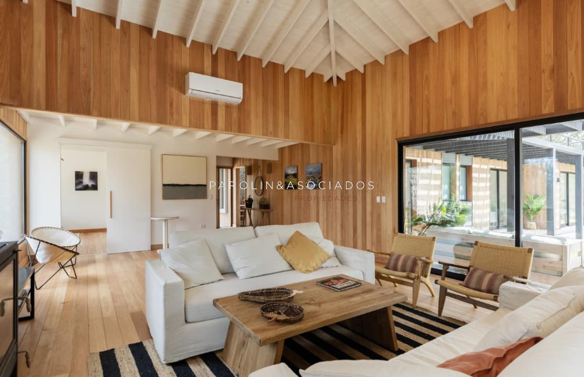 Casa en Venta de 4 Dormitorios en Laguna Escondida