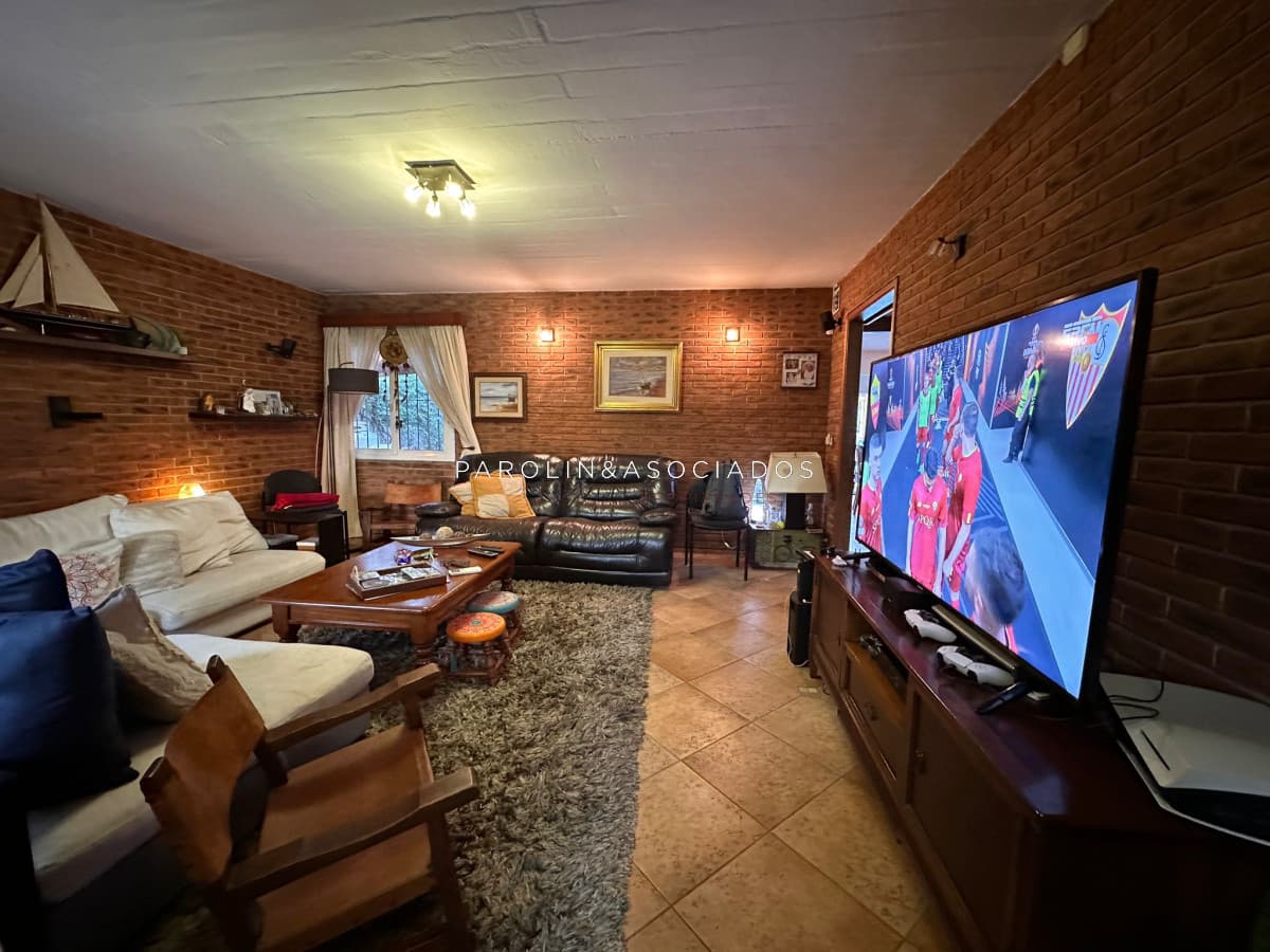 Hermosa casa en venta de 4 dormitorios en Mansa, Punta del Este.