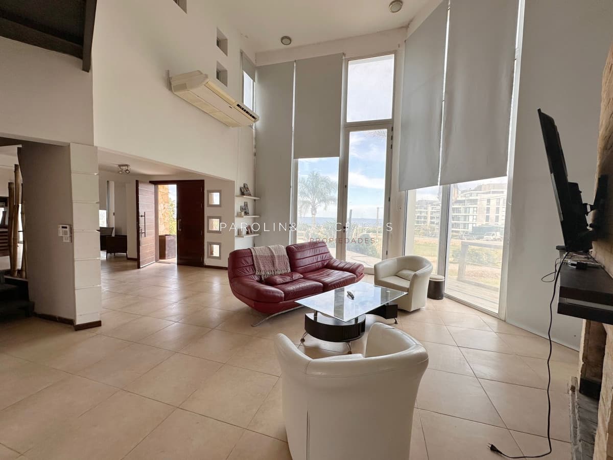 Excelente casa en venta de 5 dormitorios en Manantiales, Punta del Este.