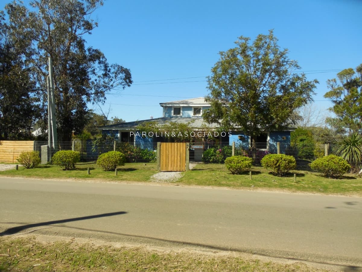 Casa en venta de 3 dormitorios en La Barra, Punta del Este.
