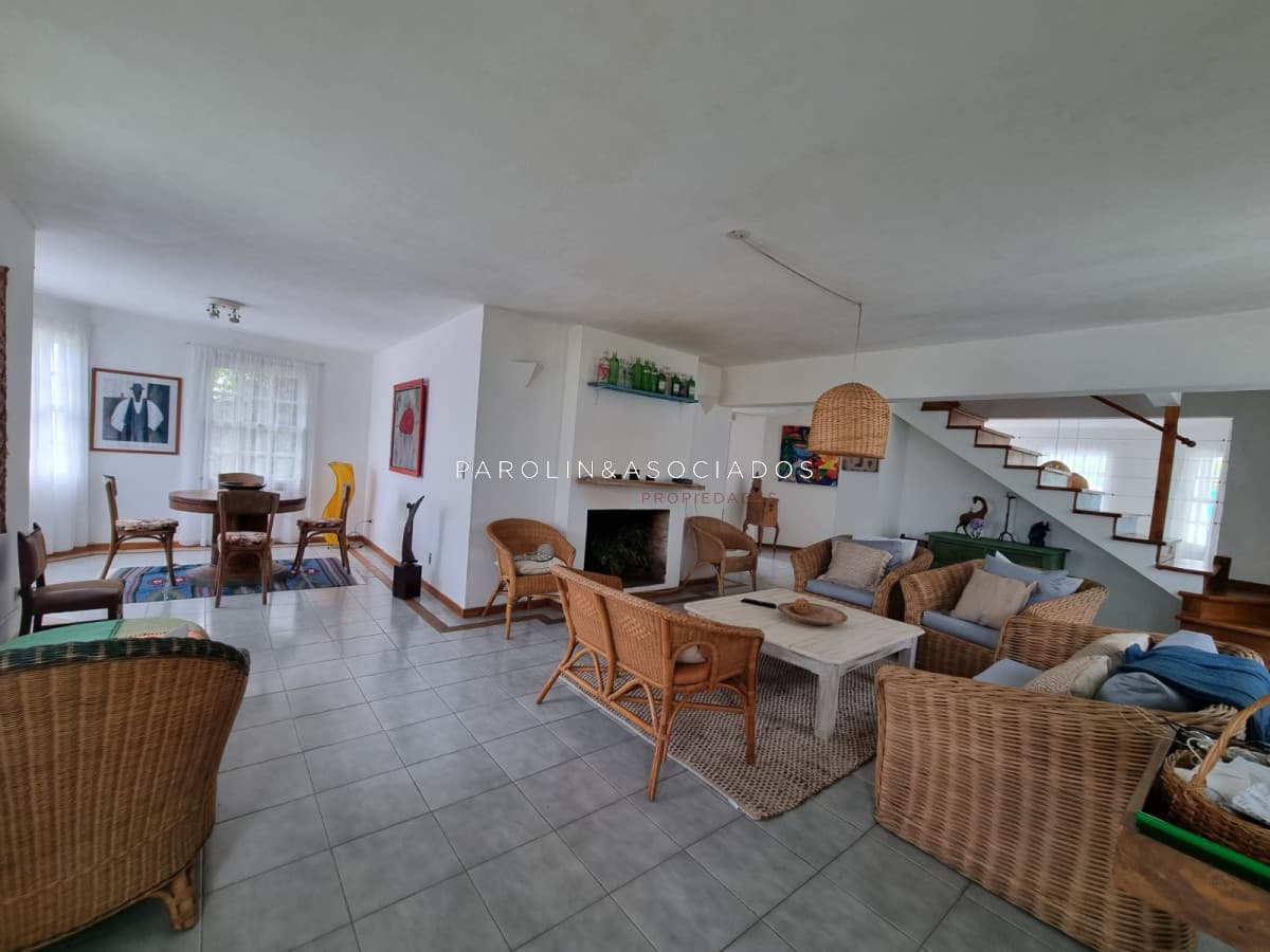 Casa en venta en La Barra a 3 cuadras de la playa, Punta del Este.
