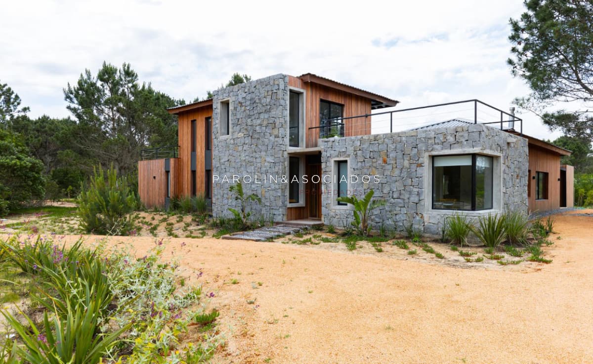 Casa en Venta de 4 Dormitorios en Laguna Escondida
