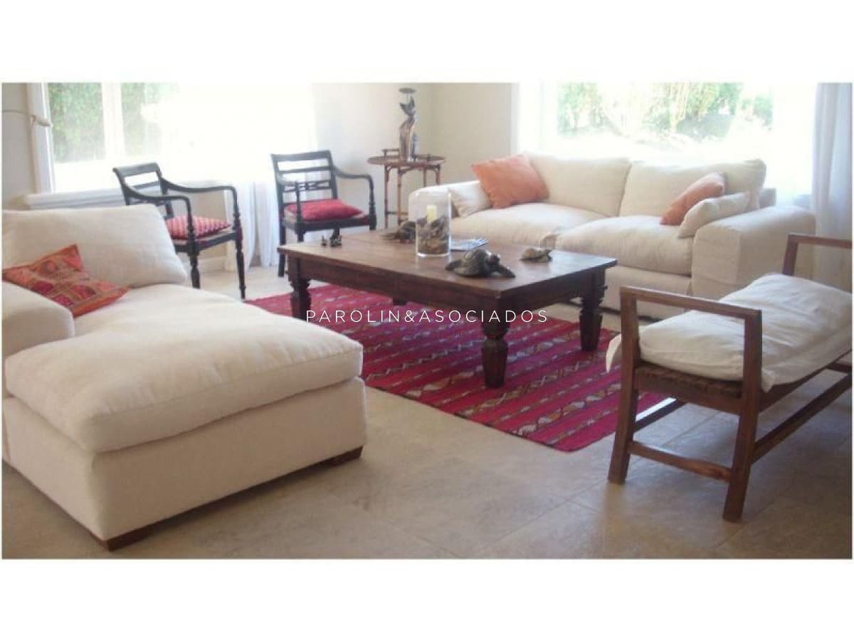 Hermosa casa en venta de 5 dormitorios en Golf, Punta del Este.