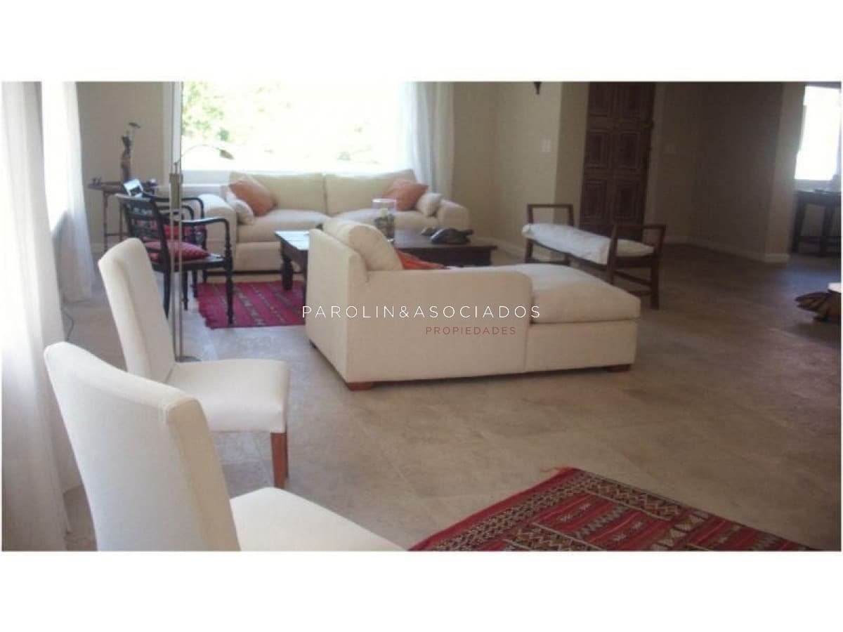 Hermosa casa en venta de 5 dormitorios en Golf, Punta del Este.