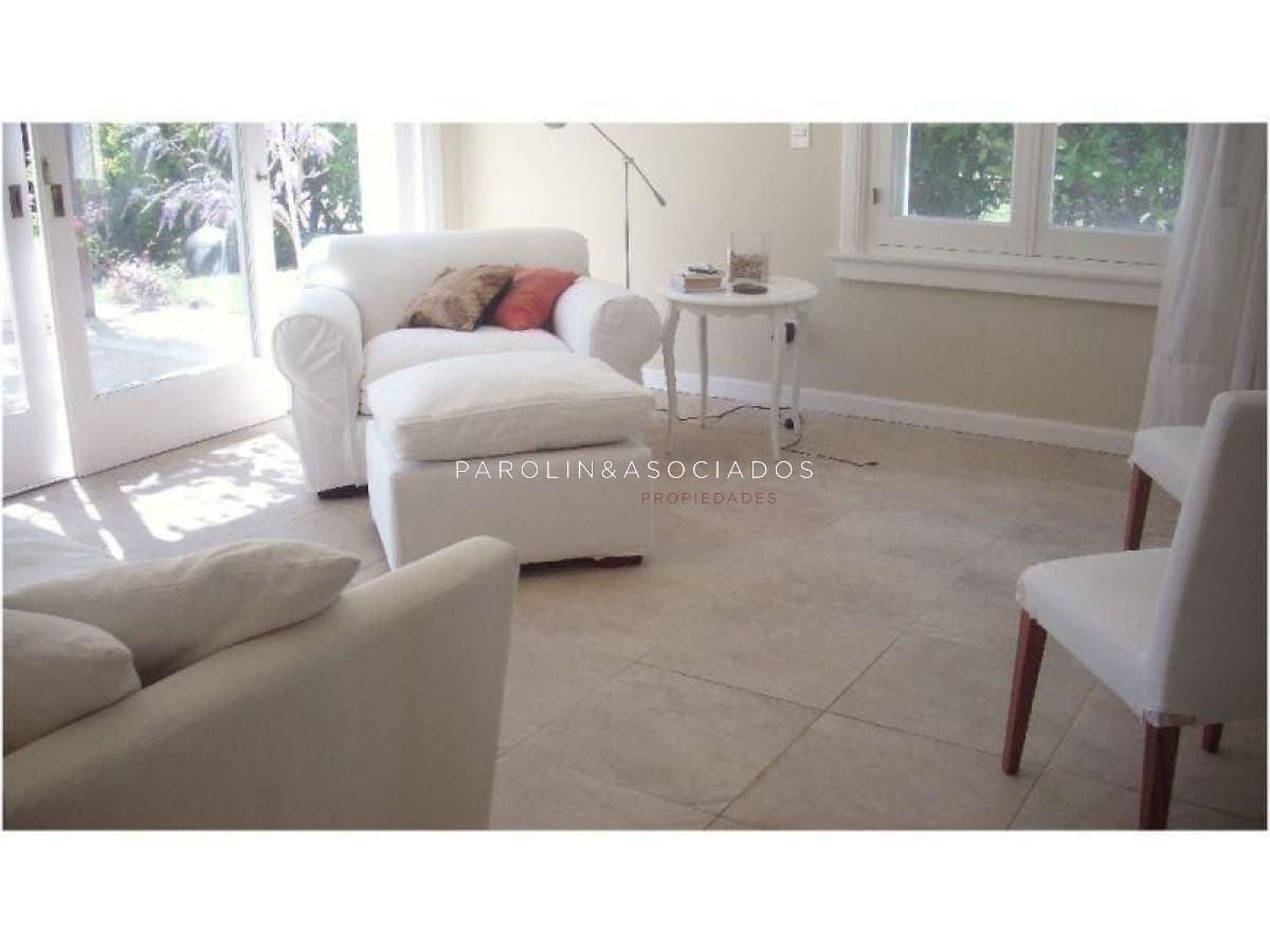 Hermosa casa en venta de 5 dormitorios en Golf, Punta del Este.